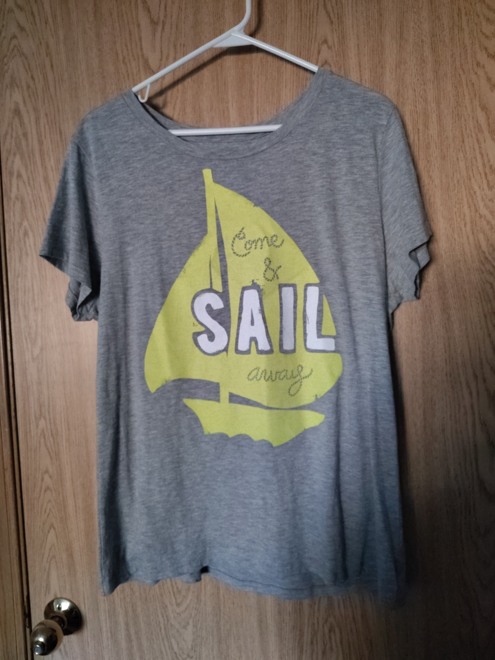 XL Old Navy Gray Tee with Yellow Sailboat Graphic